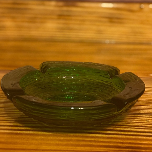 VINTAGE GREEN GLASS ASHTRAY - Picture 4 of 7